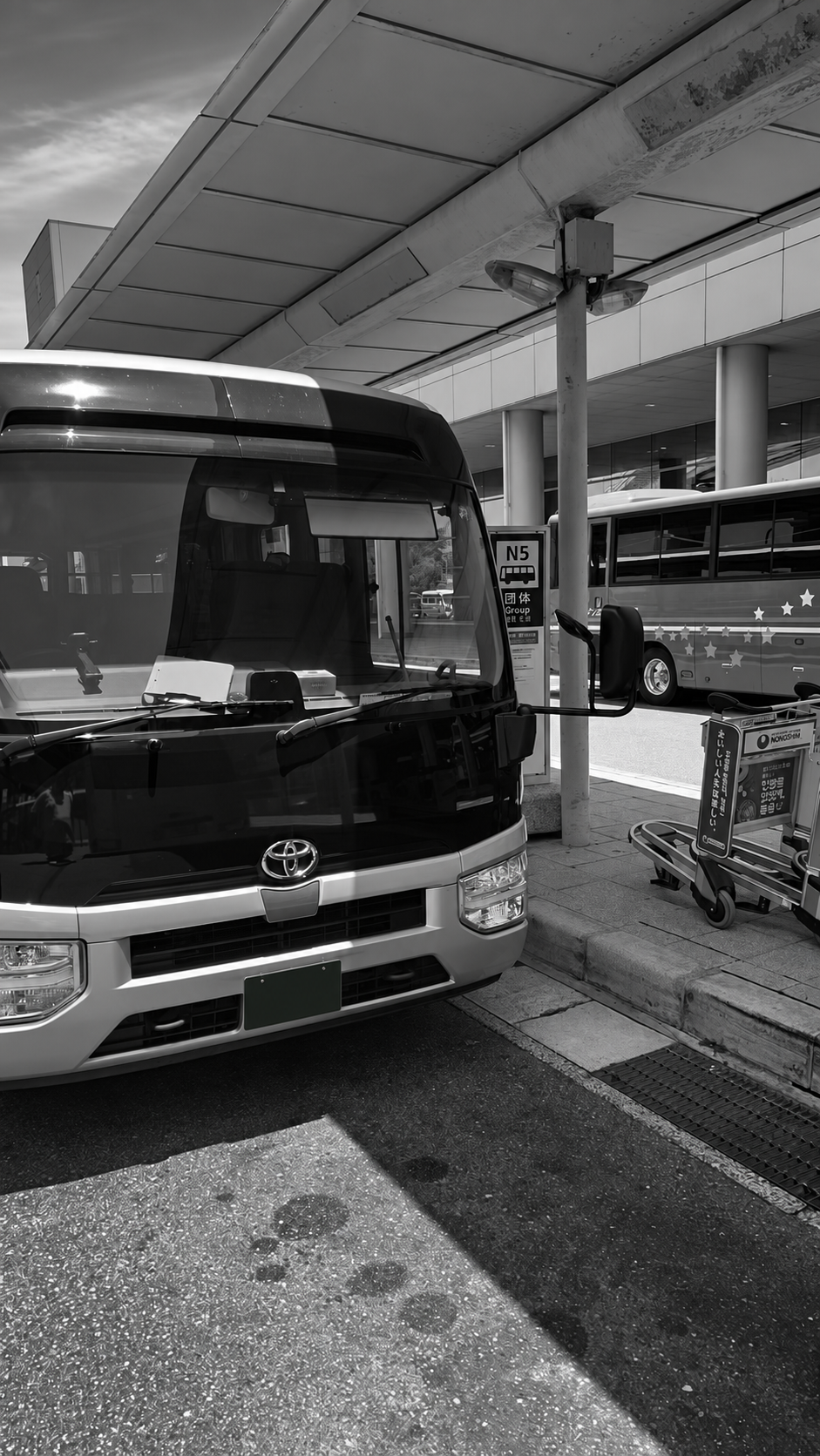 Toyota coach at Kansai International Airport with its license plate concealed